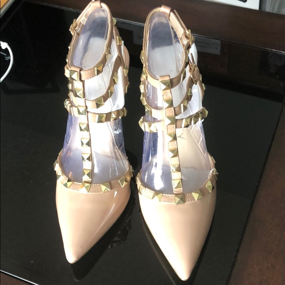 Nude pumps with gold accents